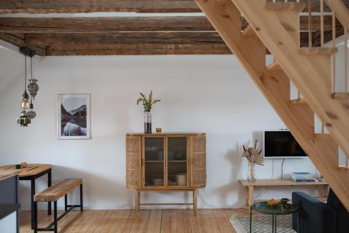 阿沙芬堡Altbau Appartement - klein aber oho的客厅设有木制天花板和电视。