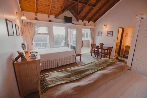 乌斯怀亚库布瑞德尔马提尔宾馆的一间卧室设有一张床和一个大窗户