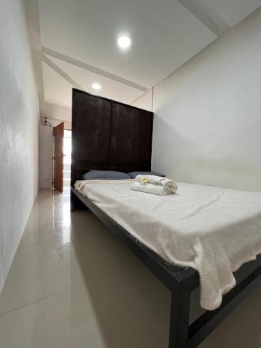 General TriasGCASH - Taal cozy private homestay with PRIVATE attached bathroom in General Trias - Pink Room的一间卧室配有一张带白色床单的大床