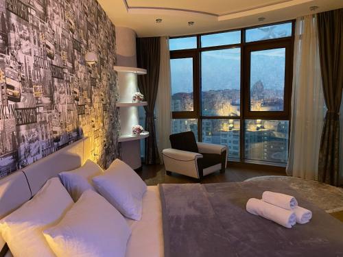 巴库Meqafun Sea View apartment的一间卧室设有一张大床和大窗户