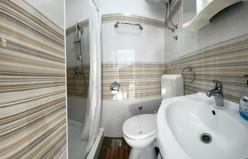 扎达尔安德烈公寓的浴室配有白色卫生间和盥洗盆。