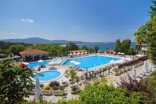 索佐波尔Eve Santa Marina Apartments - sea, pools, relax的享有度假村游泳池的景致