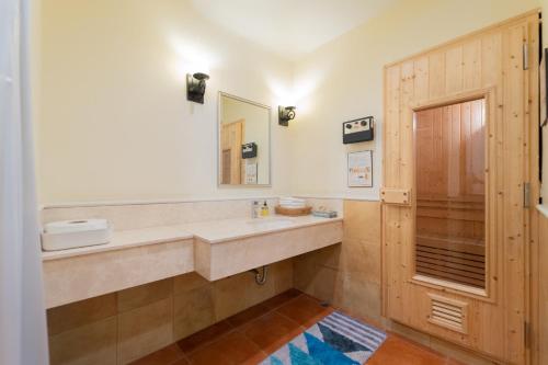 北榄利姆科发城市度假酒店的一间带水槽和镜子的浴室