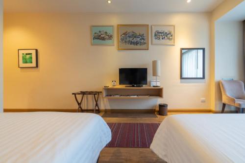 北榄利姆科发城市度假酒店的酒店客房设有两张床和一台平面电视。
