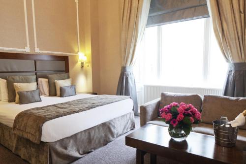 伦敦Gem Strathmore Hotel的酒店客房,配有床和沙发