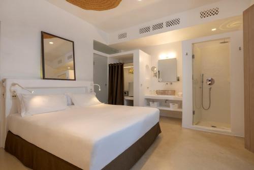 马略卡岛帕尔马巴兰格拉HM酒店的一间带白色大床的卧室和一间浴室