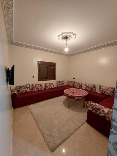 达赫拉RESIDENCE ABOU YASSINE的客厅配有沙发和桌子