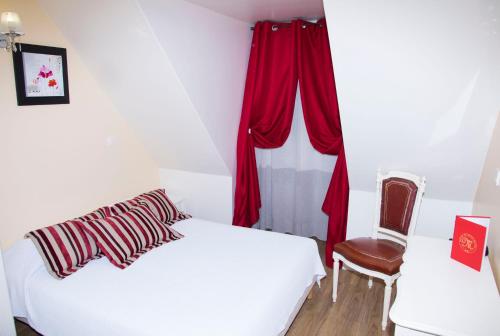 巴黎Hôtel du Mont Blanc的一间卧室配有白色的床、红色窗帘和椅子