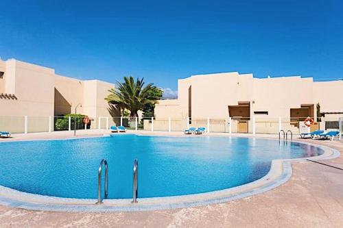 厄尔梅达诺Bungalow with 2 bedrooms, Playa la Tejita的大楼前的大型游泳池