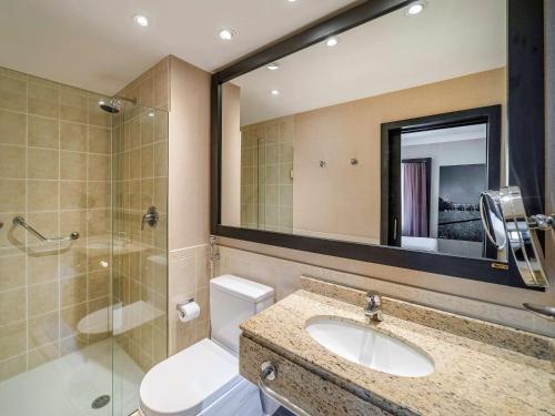 圣保罗Novotel SP Jardins的浴室配有卫生间、盥洗盆和淋浴。