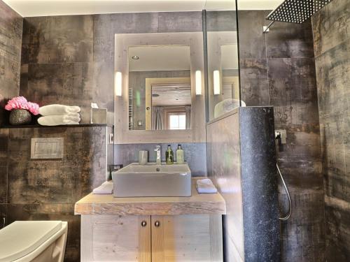莱热Chalet Les Gets, 7 pièces, 12 personnes - FR-1-627-6的一间带水槽、镜子和淋浴的浴室