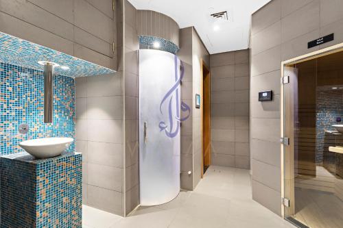 利雅德Walaa Homes-Luxury 1Bedroom at DAMAC Esclusiva Tower Riyadh Saudia-708的带淋浴和盥洗盆的浴室