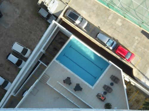 累西腓Flat Beira Mar的停车场上方的景观,设有一个游泳池