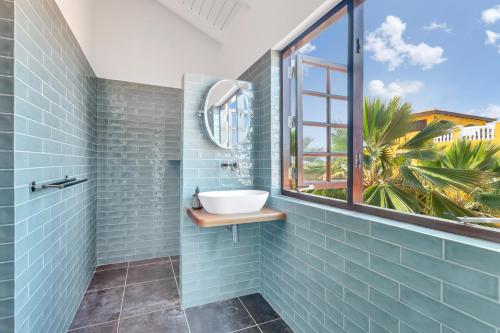 克拉伦代克Boutique Hotel Wanapa的一间带水槽和窗户的浴室
