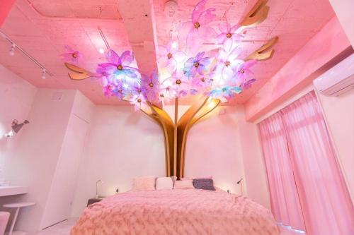 东京Moshi Moshi Rooms的卧室的天花板上有一棵紫色花卉树