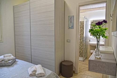 诺托玛丽娜La Gardenia的一间卧室配有一张床,浴室设有水槽