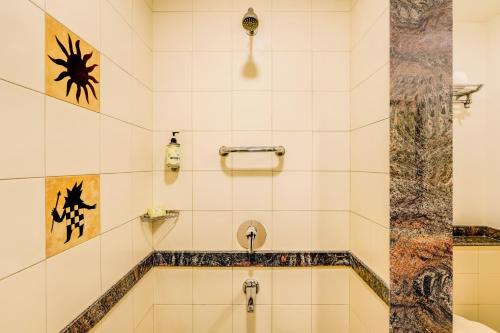 加济阿巴德考夏姆比东德里购物商场柠檬树酒店的带淋浴和盥洗盆的浴室