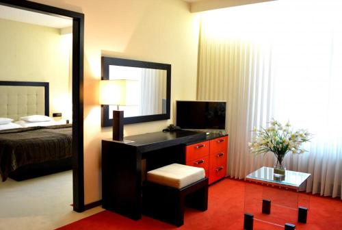 比尔森Hotel Astory Plzeň的一间卧室配有一张床和一张带镜子的书桌