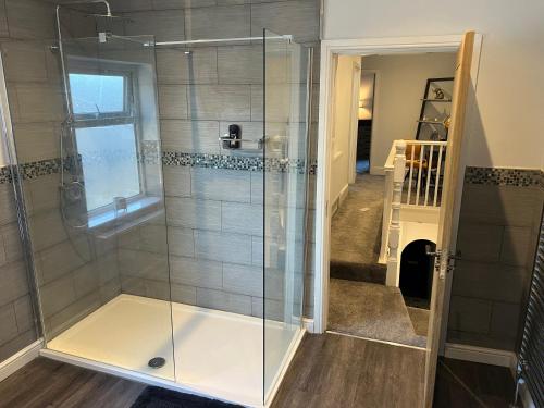 特伦特河畔斯托克Luxury 2 bed Apartment Great location的浴室里设有玻璃门淋浴