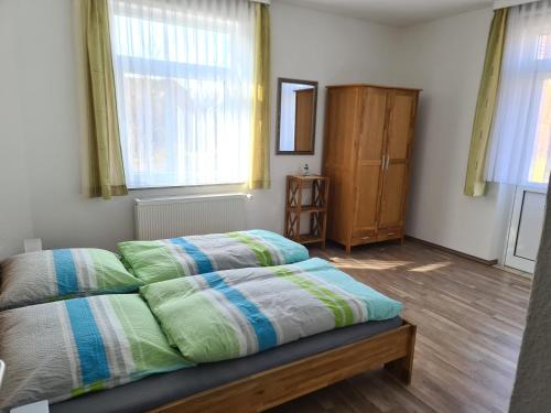 巴尔特鲁姆Seevilla Wietjes Whg 3的一间卧室设有一张床和两个窗户。