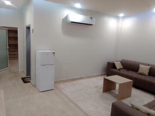 Aḩad al MasāriḩahAdmire Apart Hotel - 2的带沙发和冰箱的客厅