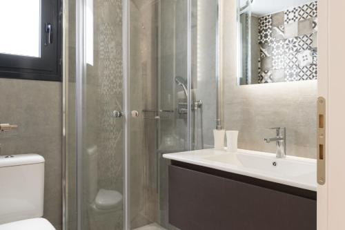 雅典Voda Luxury Residence #402的一间带水槽和淋浴的浴室