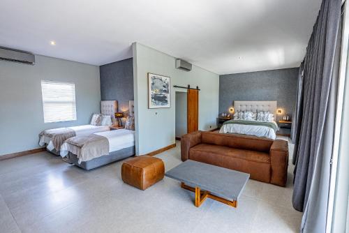 巴利托Beach Wood Boutique Hotel & Resort的酒店客房,设有两张床和一张沙发