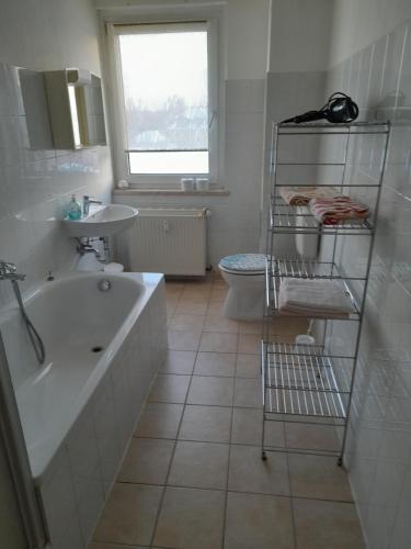 茨维考2 Raum Wohnung im DG的带浴缸、盥洗盆和卫生间的浴室