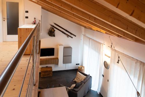 卡尔多纳佐Relax in Pineta的阁楼间设有楼梯和客厅。