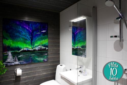 易拉斯加威Yllästokka 10的一间带卫生间的浴室和墙上的绘画
