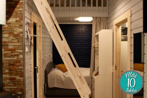 易拉斯加威Yllästokka 10的带双层床和梯子的客房