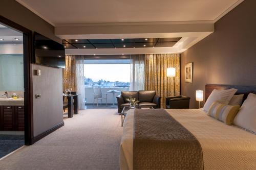 雅典雅典卡里胡独家酒店的酒店客房设有一张大床和一间浴室。