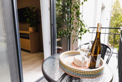 伊万诺-弗兰科夫斯克Miracle Place的阳台上的桌子和一瓶香槟