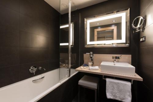 布拉格西方布拉格五号酒店的一间带水槽和镜子的浴室