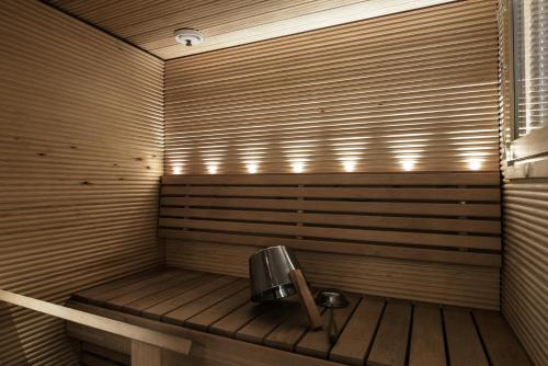 列维Economy Aarakka的木制浴缸内的带水槽的桑拿浴室