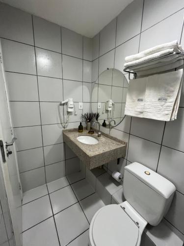 巴雷里尼亚斯Gran Lençóis Flat Apartamento的白色的浴室设有卫生间和水槽。
