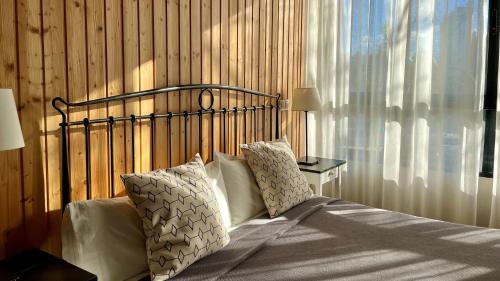 瓦伦西亚MD现代酒店 - 花园的一间卧室设有一张床和一个窗口
