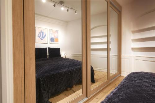 哥本哈根New Harbor - Carolinas Apartment的一间卧室配有一张床和一面大镜子