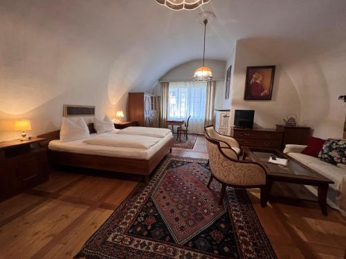 格明德Hotel Gasthof Kohlmayr的一间卧室设有一张床和一间客厅。
