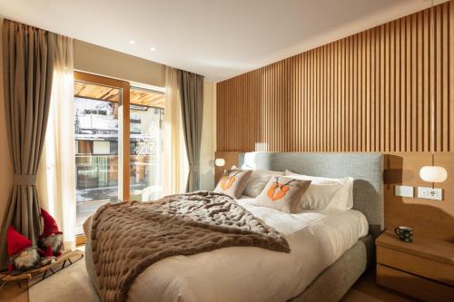 摩德纳迪-坎皮格里奥Campiglio WOOD的一间卧室设有一张大床和一个窗户。