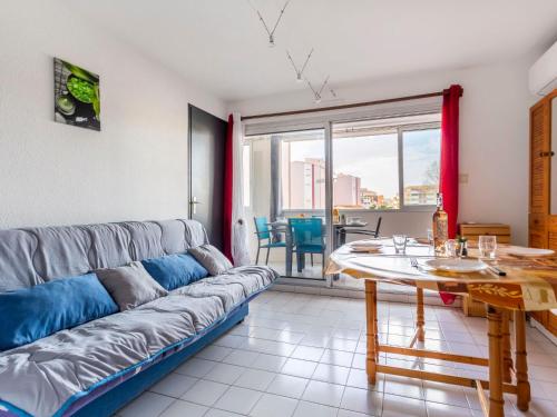 阿格德角Apartment Amourêva-1 by Interhome的客厅配有沙发和桌子