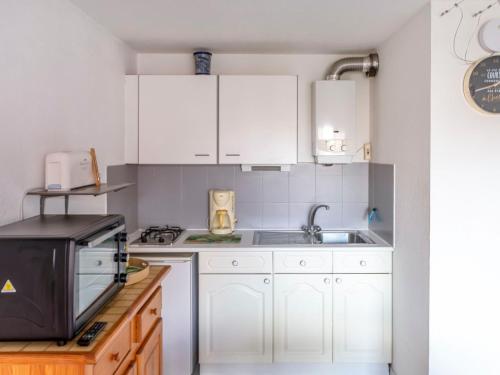 阿格德角Apartment Amourêva-1 by Interhome的厨房配有白色橱柜和水槽