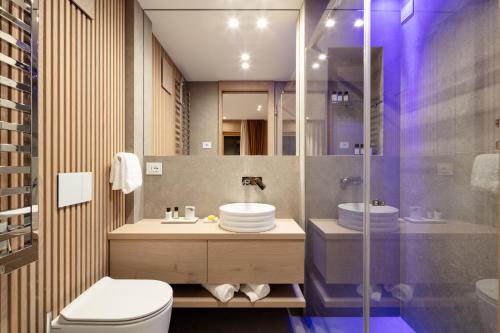 摩德纳迪-坎皮格里奥Campiglio WOOD的浴室配有卫生间、盥洗盆和淋浴。