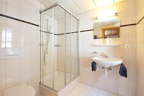 采尔马特班霍夫酒店的带淋浴和盥洗盆的浴室