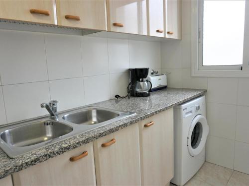卡拉费尔Villa Service - Rovior 3º 4ª的厨房配有水槽和洗衣机