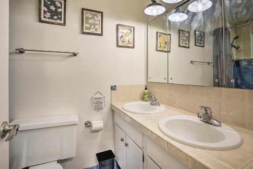 伍丁维尔Classic Woodinville Escape Near Wineries的浴室设有2个水槽和镜子