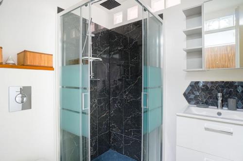 穆瓦西－克拉迈耶勒LeRouget : Hypercentre / Jardin aménagé / Hamak的一个带水槽的玻璃淋浴间