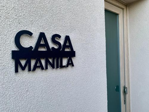 San GiovanniCasa Manila Isola d'Elba的建筑物一侧的标志