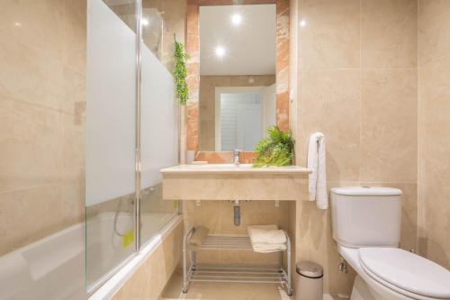 米哈斯Sunrise Golf Paradise 1 - Mijas Golf Spain的一间带水槽、卫生间和淋浴的浴室
