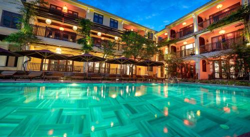 会安Ahoy Hoi An Boutique Resort & Spa的一座建筑物中央的游泳池